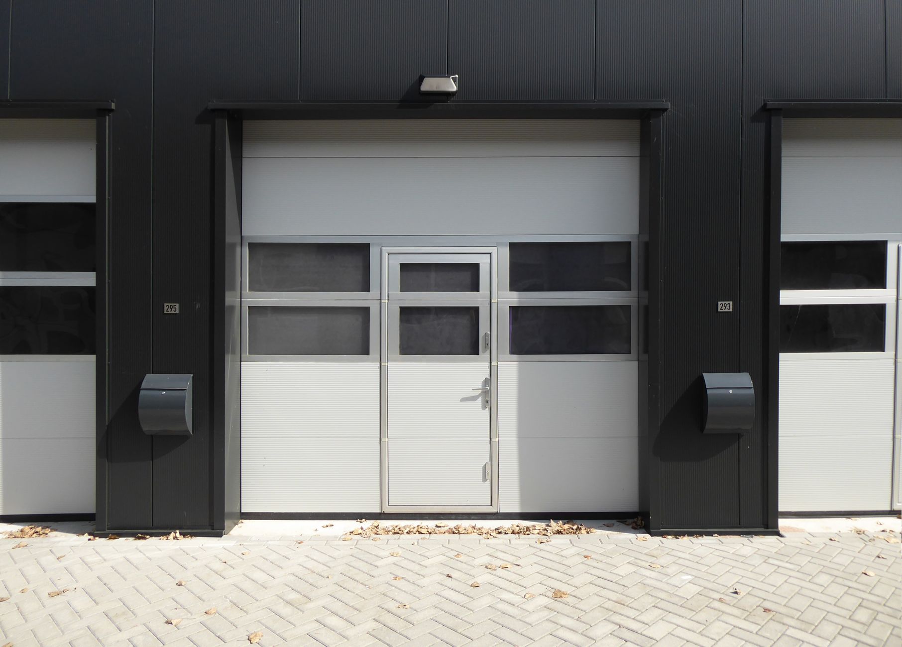 1. Panneaux isolants sur la porte de garage : la base pour gagner plusieurs degrés — porte de garage isolée avec panneaux