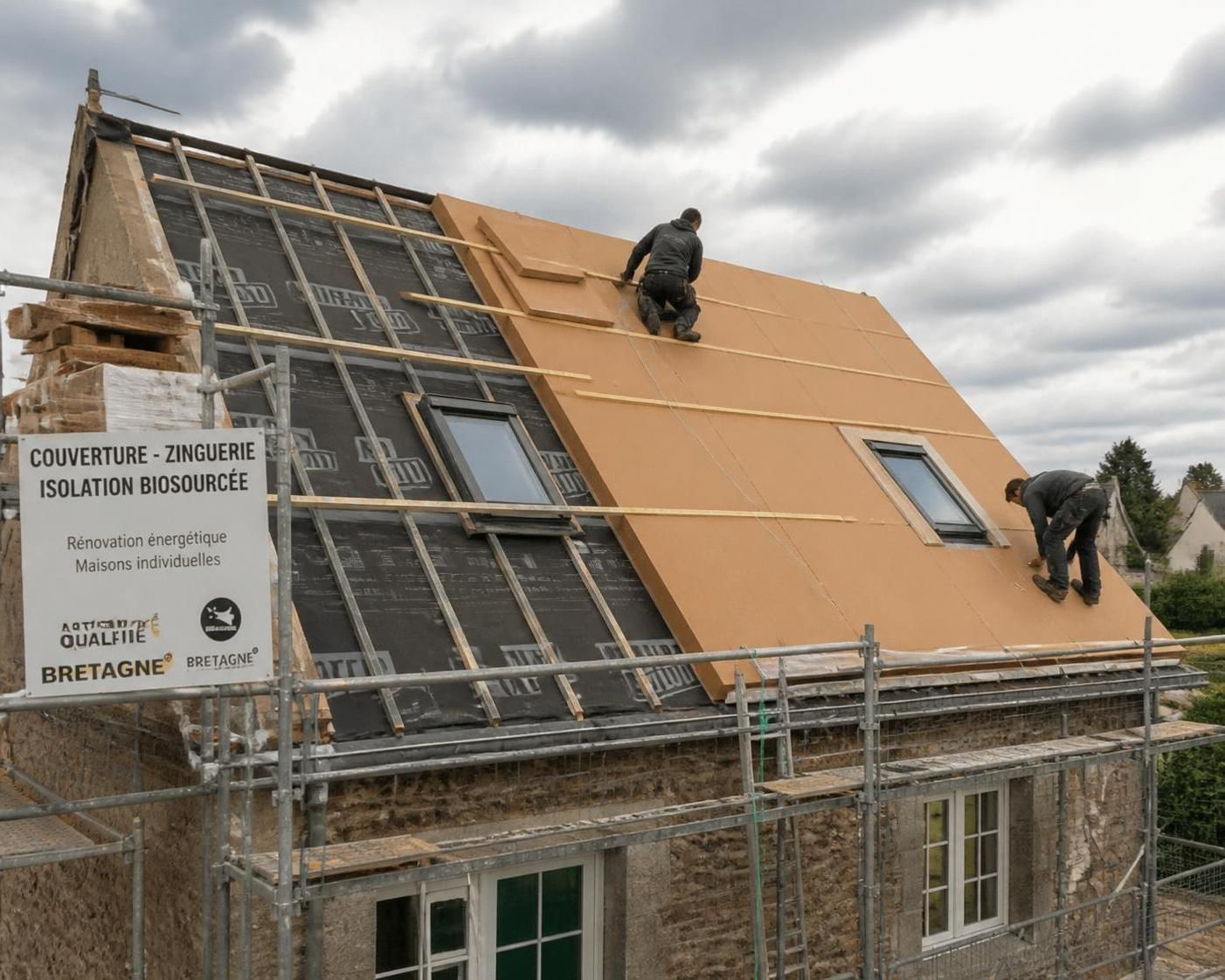 découvrez tout sur le sarking et l'isolation de toiture par l'extérieur : coûts, avantages énergétiques et aides financières disponibles pour vos travaux.