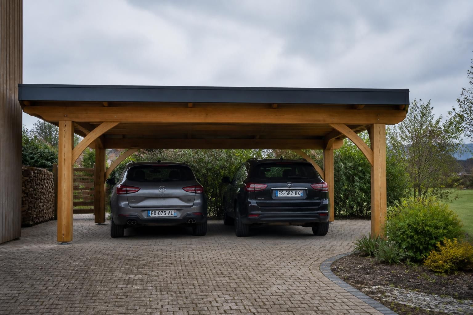 découvrez tout sur le carport en bois pour 1 ou 2 voitures : prix, démarches administratives et conseils d'installation pour protéger vos véhicules avec style.