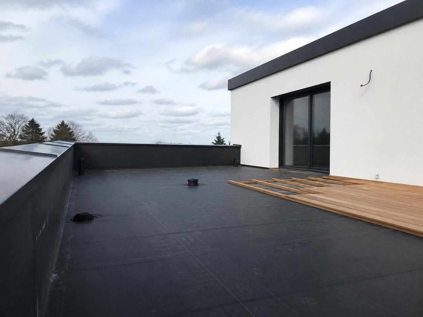 découvrez tout sur l'epdm en toiture : guide complet sur l'étanchéité, le prix au m² et les différentes applications pour vos terrasses.
