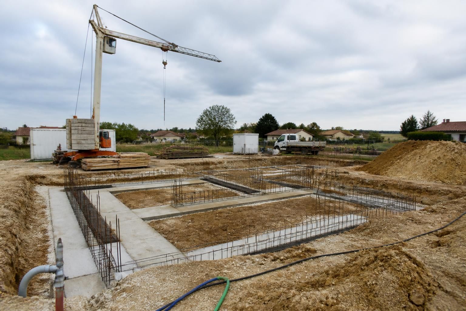 découvrez les étapes essentielles pour construire votre maison, de l'achat du terrain jusqu'à la réception finale. guide complet pour réussir votre projet immobilier.