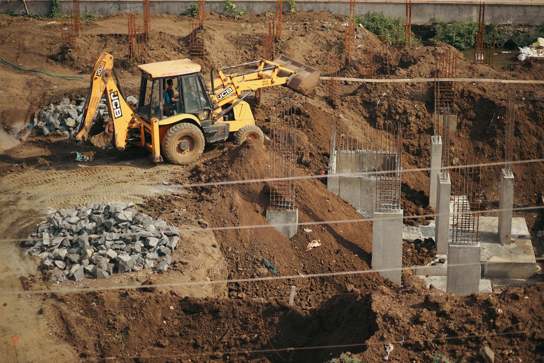 Comprendre le sol de son terrain avant de parler fondation — chantier de construction analyse du sol