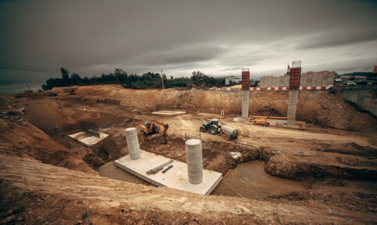 Fondation sur semelle filante, isolée — chantier de construction analyse du sol