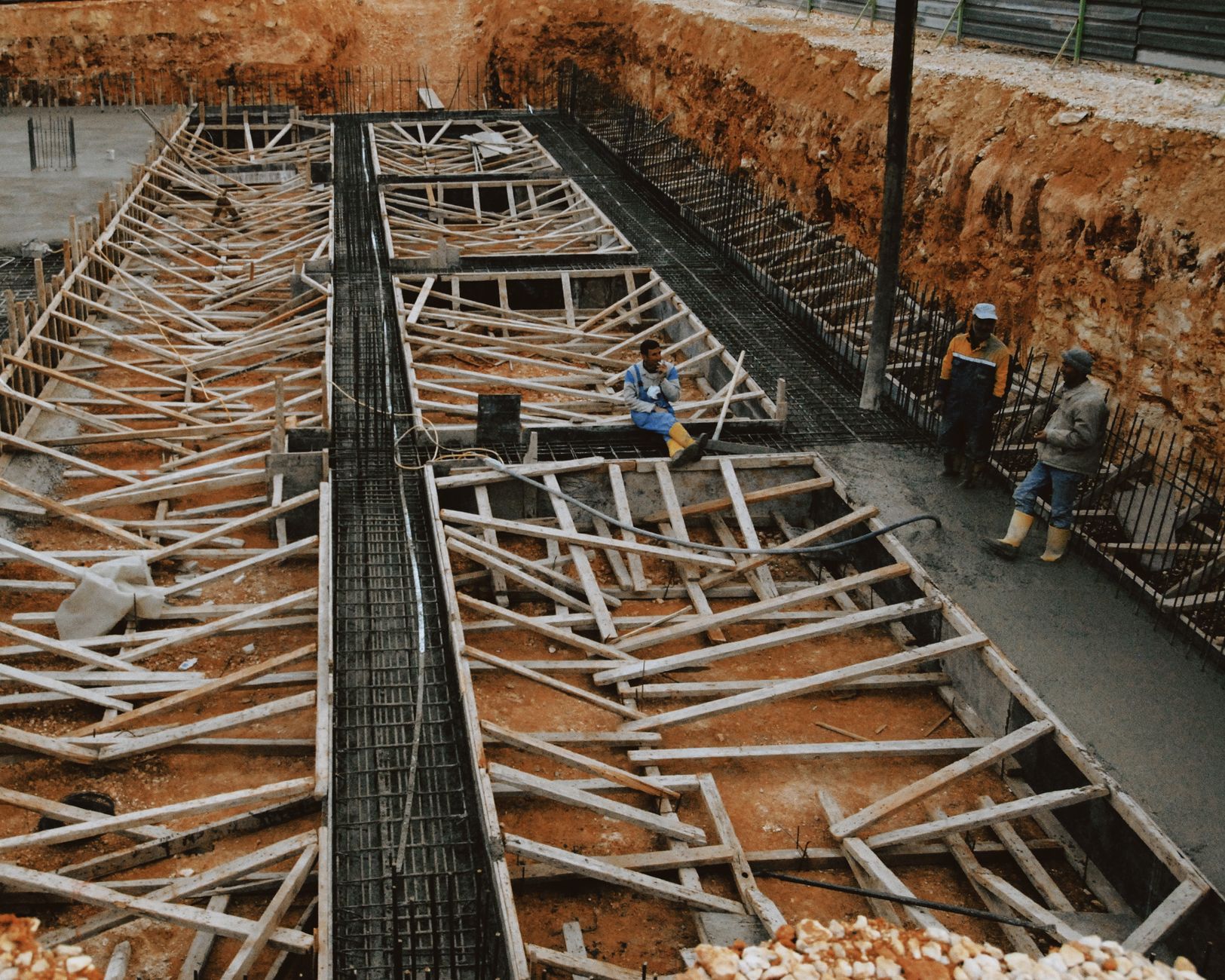 Étapes en amont du chantier : du terrain au plan de financement — chantier construction maison fondations