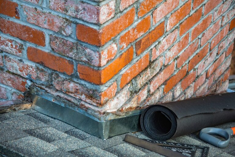 Poser un solin de toiture — pose de solin autour d'une cheminée