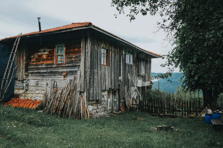 Chauffage pour vieille maison mal — maison ancienne avec système de chauffage
